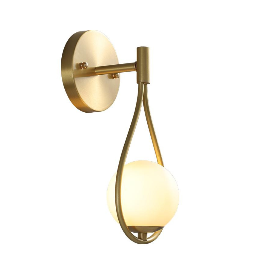 Gouden wandlamp met melkglas klassiek en chique uiterlijk