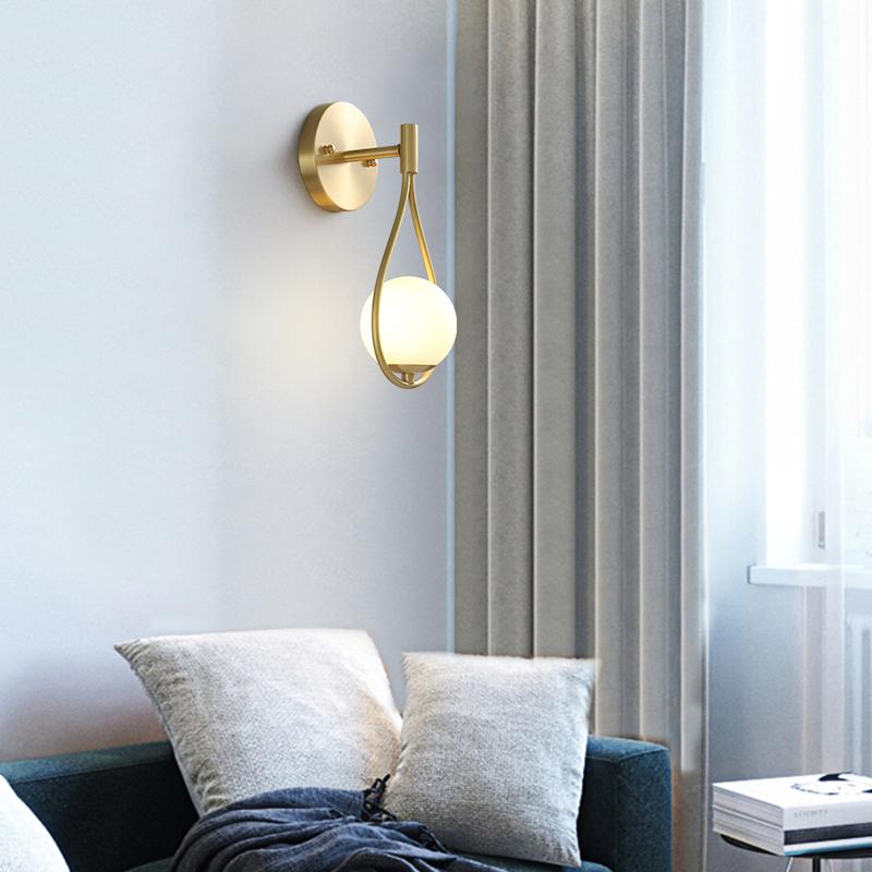 ronde wandlamp met goud frame en wit glas melk