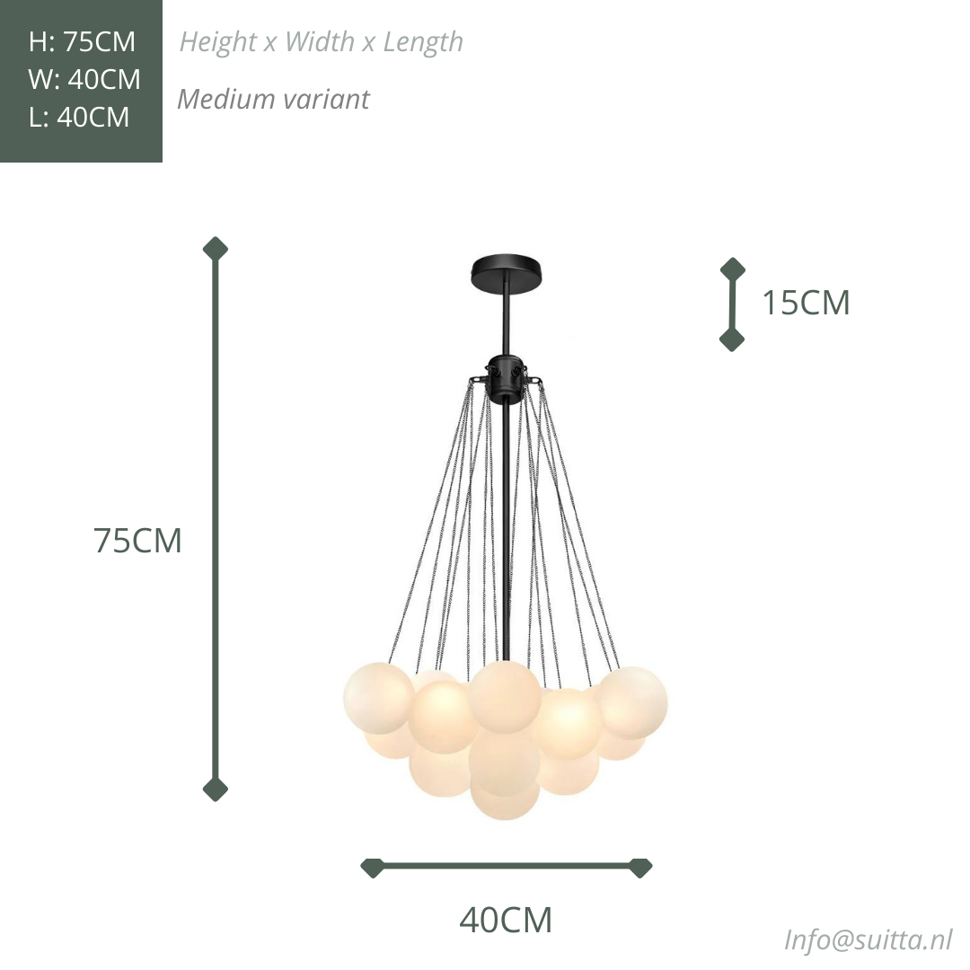Zwarte hanglamp met kettinkjes en witte bollen