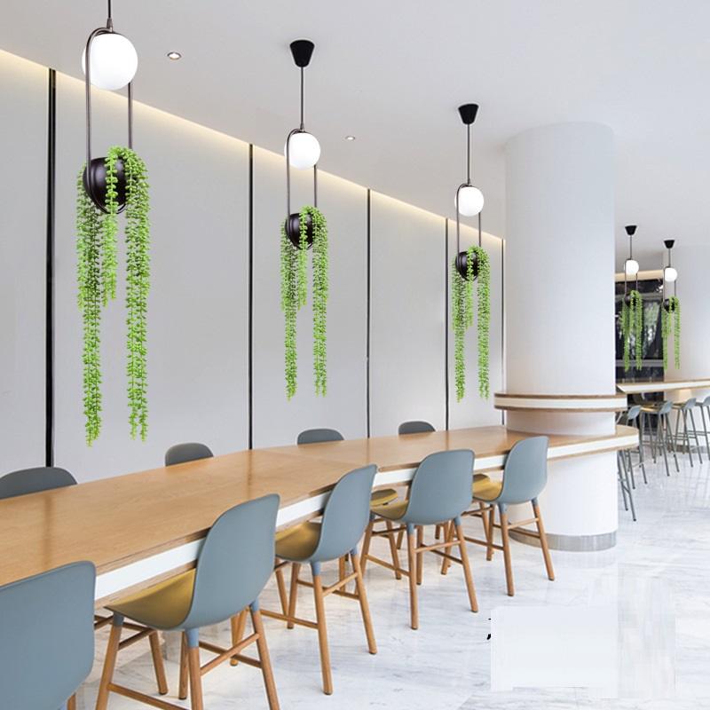 Bloempot hanglamp met nepplant en zwart frame