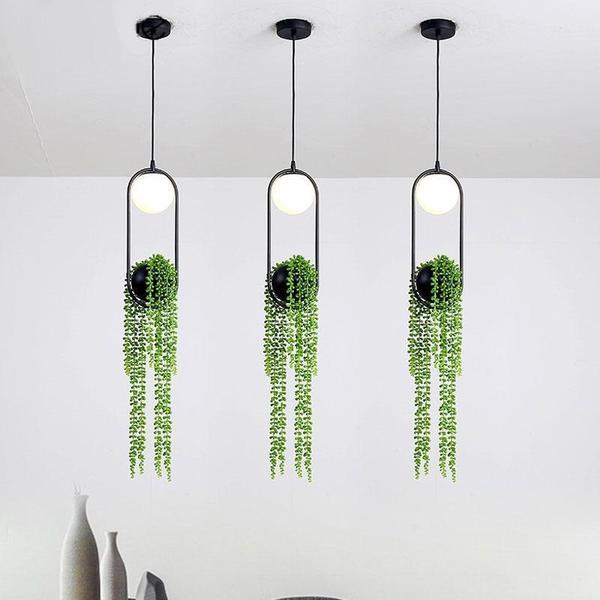 hanglamp met bloempot met zwart frame en melkglas lichtbron