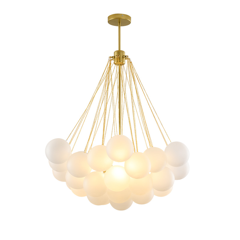 hanglamp met witte bollen en goud frame op witte achtergrond