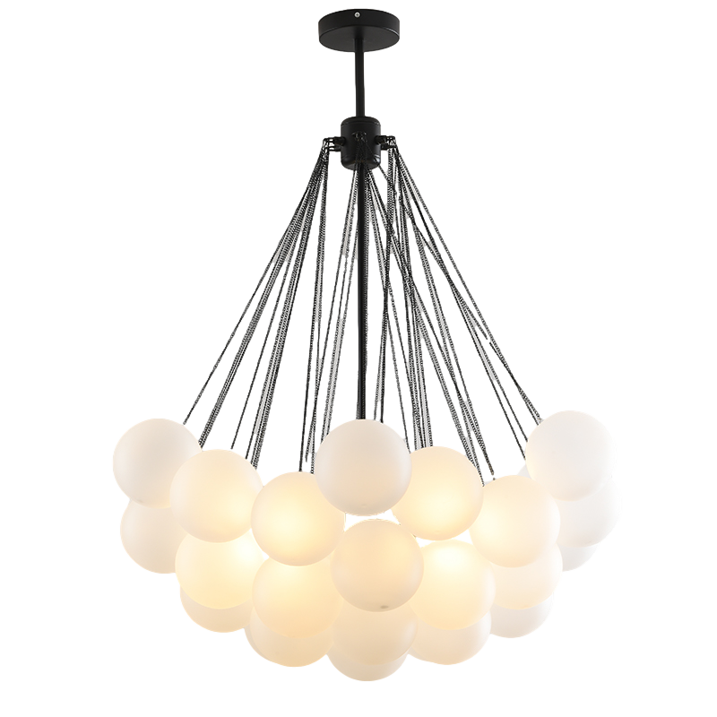 Cloud Hanglamp met witte bollen op witter achtergrond